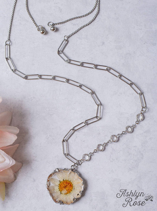 SHINE BRIGHT DAISY RESIN SILVER LINKED CHAIN NECKLACE