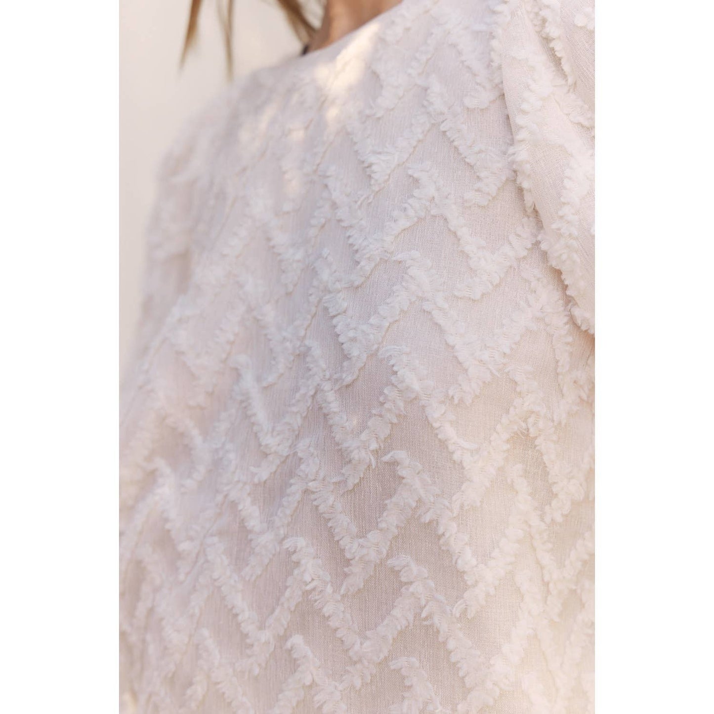 BUBBLE SLEEVE BACK RIBBON FEATHER TEXTURED BLOUSE