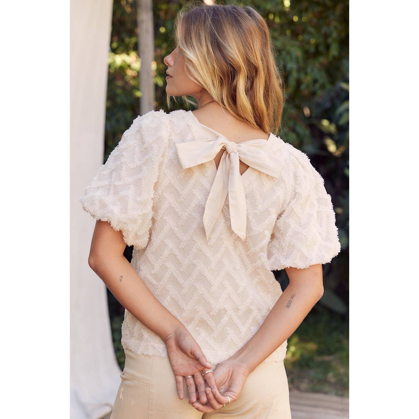 BUBBLE SLEEVE BACK RIBBON FEATHER TEXTURED BLOUSE