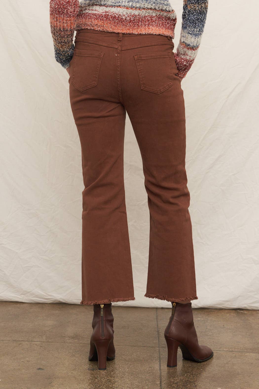 Cropped Jeans with Frayed Hem