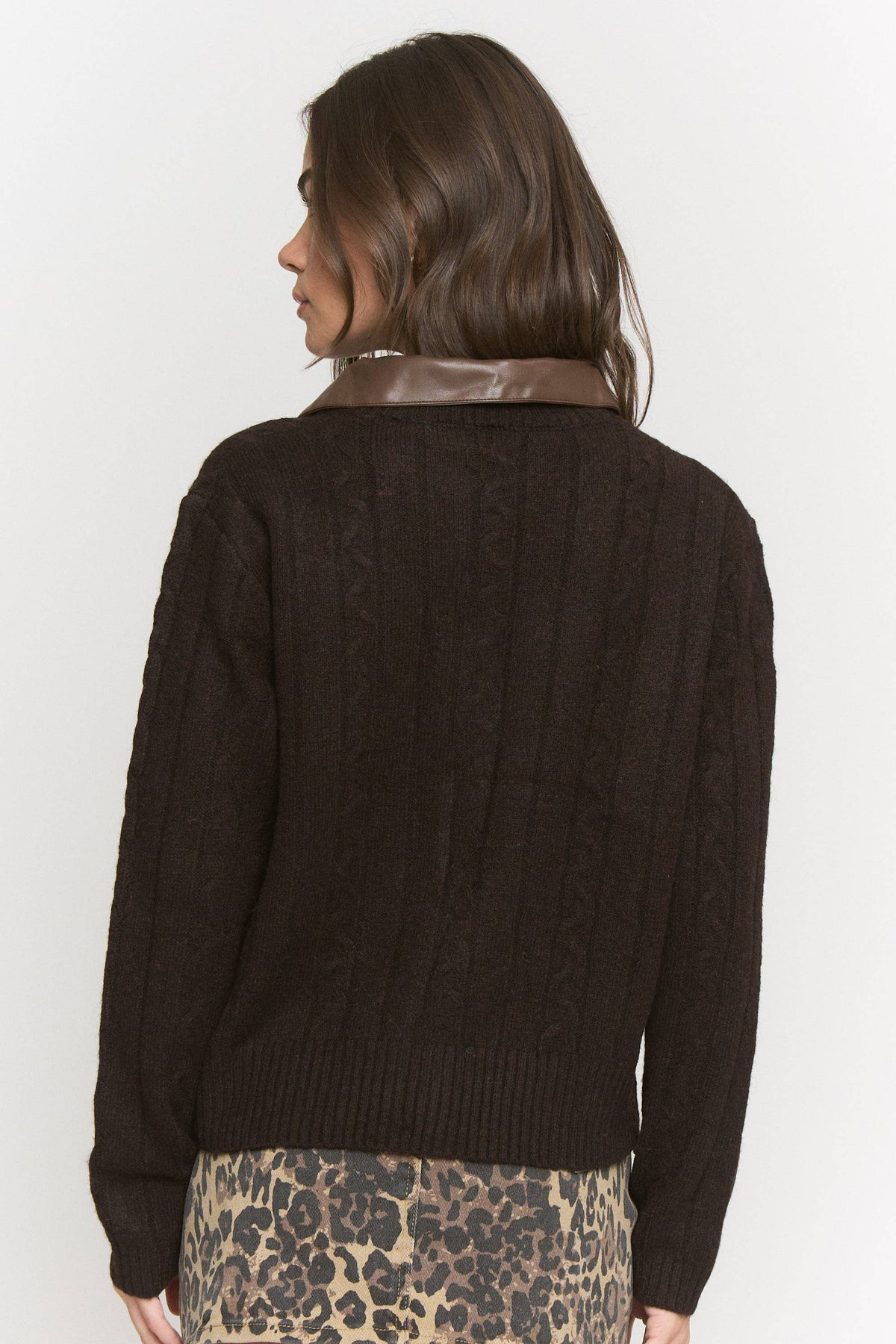 CONTRAST FAUX LEATHER COLLAR ZIP-UP SWEATER