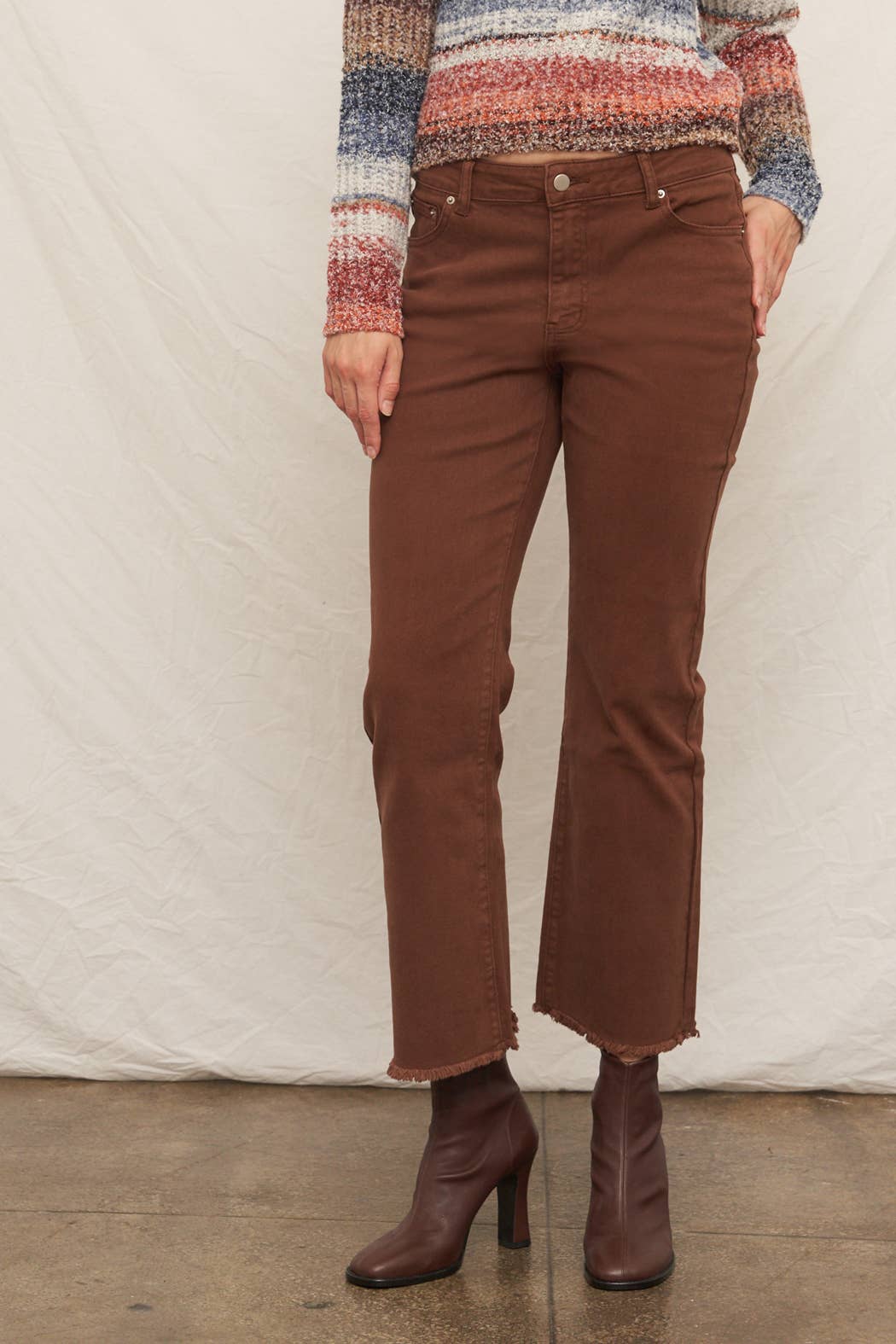 Cropped Jeans with Frayed Hem