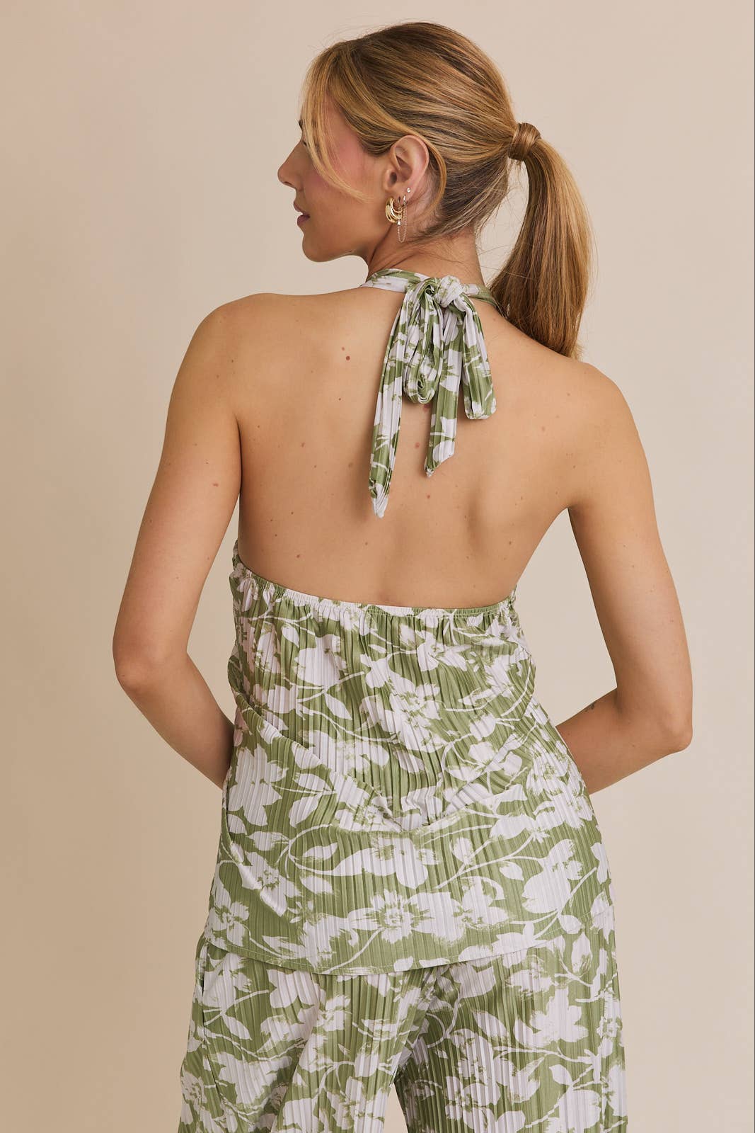 HALTER NECK O-RING TIRM DETIAL FLORAL PRINT PLEATED TOP