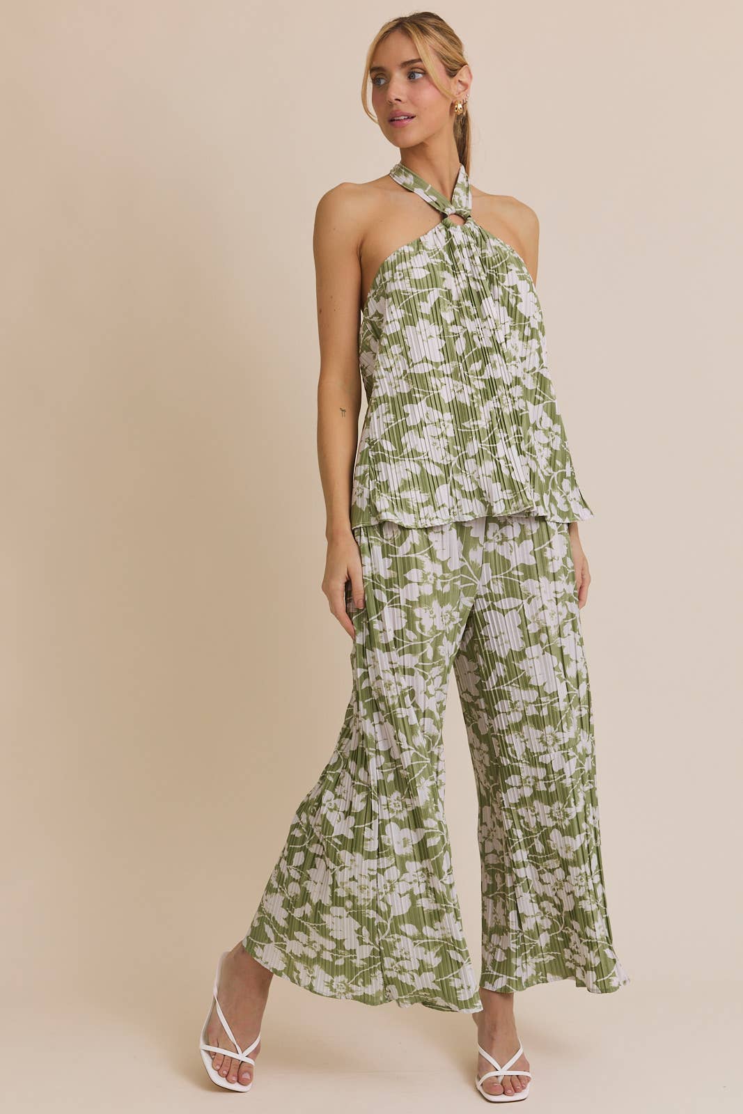 HALTER NECK O-RING TIRM DETIAL FLORAL PRINT PLEATED TOP