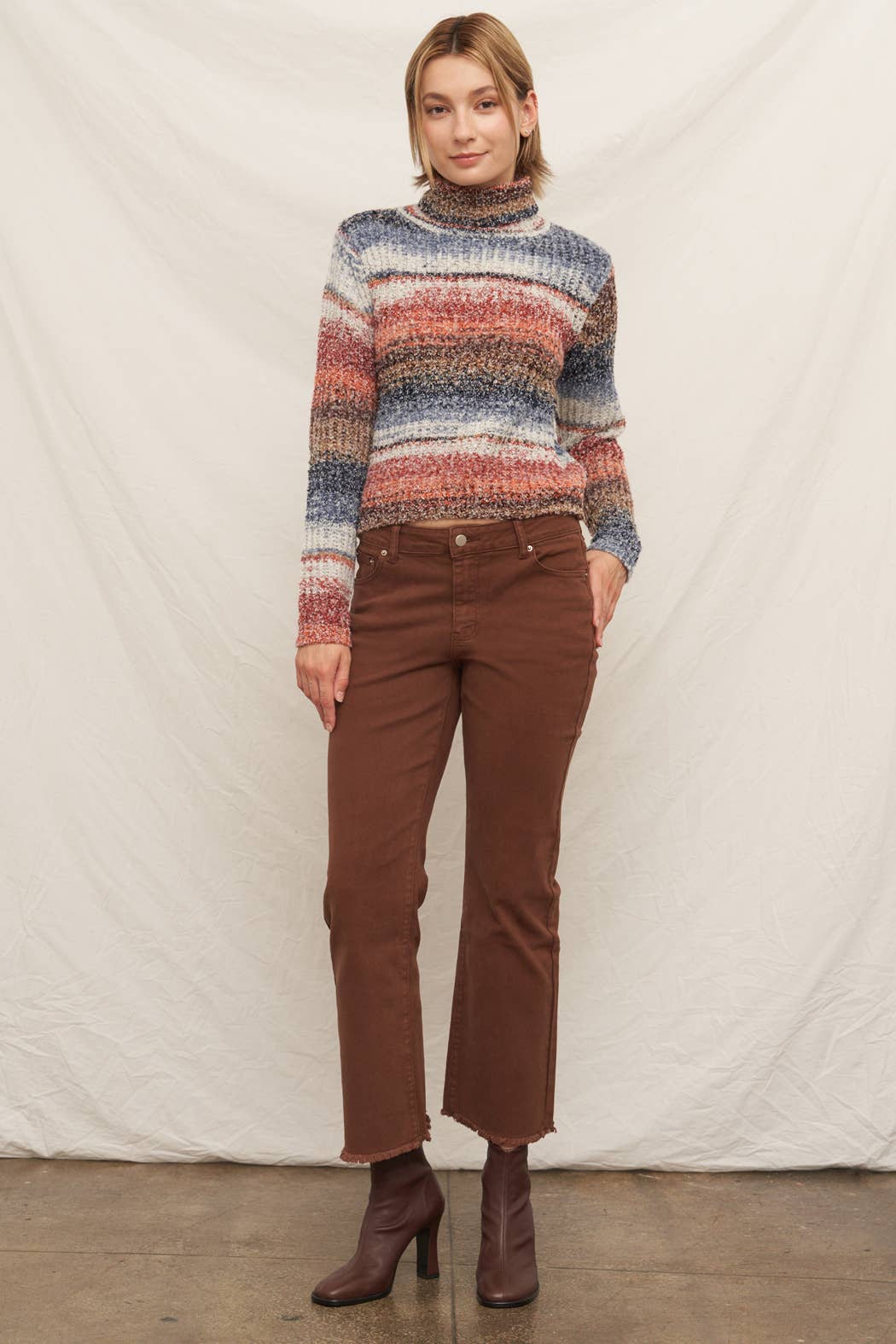 Cropped Jeans with Frayed Hem