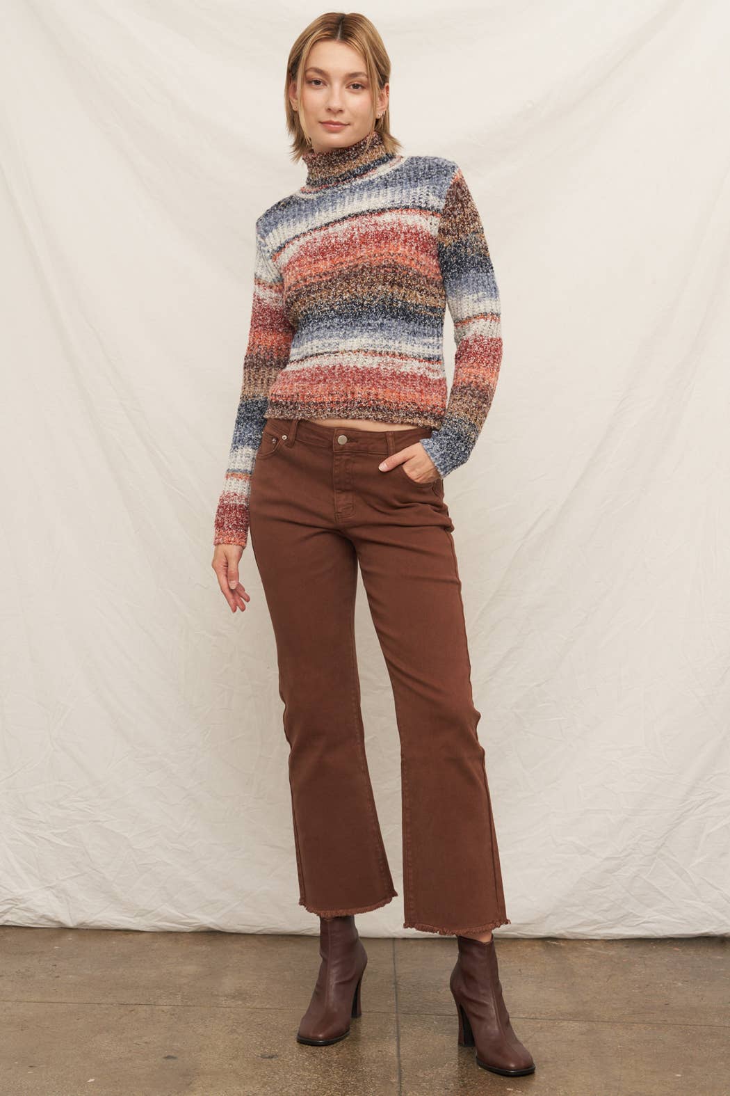 Cropped Jeans with Frayed Hem