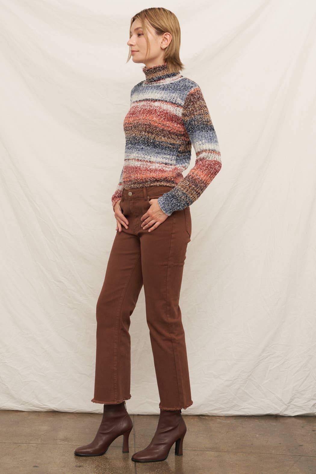 Cropped Jeans with Frayed Hem