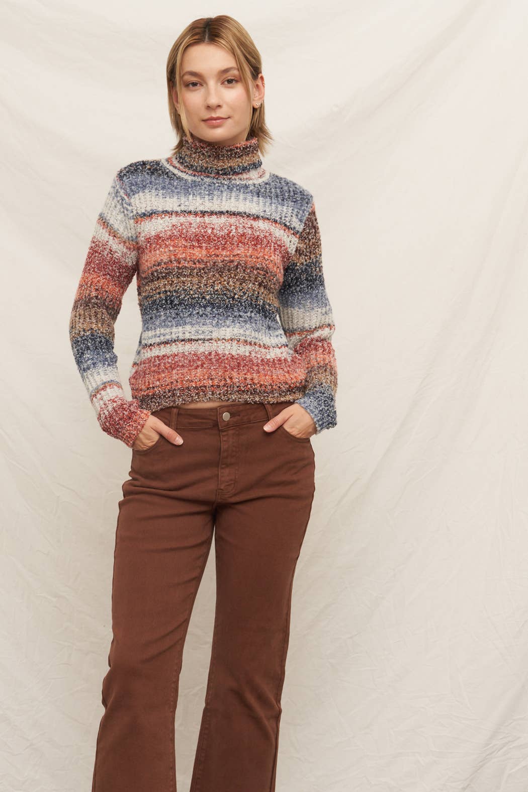 Cropped Jeans with Frayed Hem