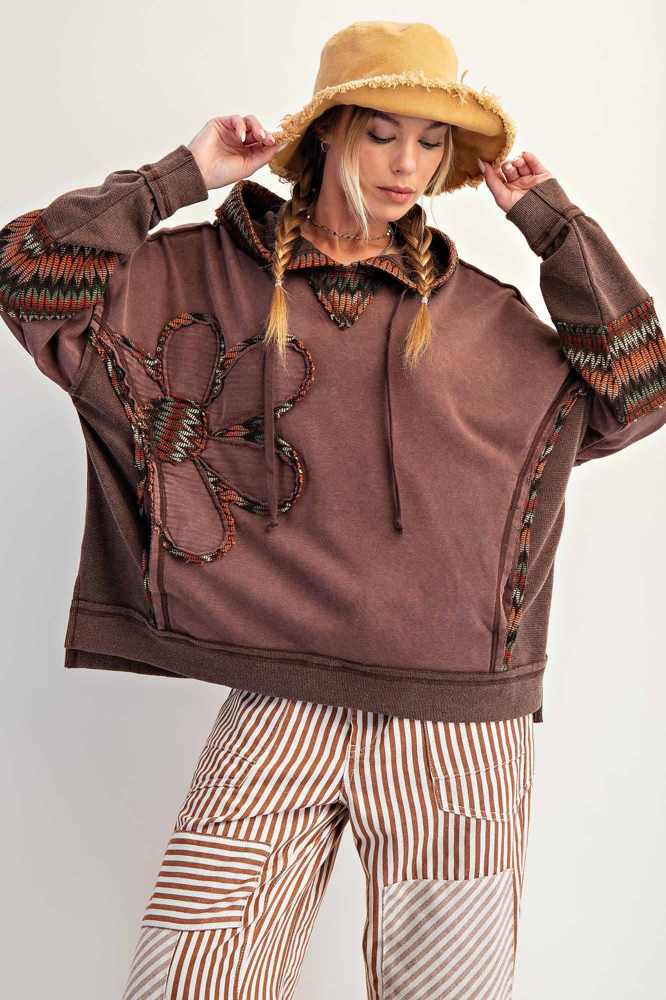 EASEL DAISY PATCH WASHED TERRY HOODIE PULLOVER