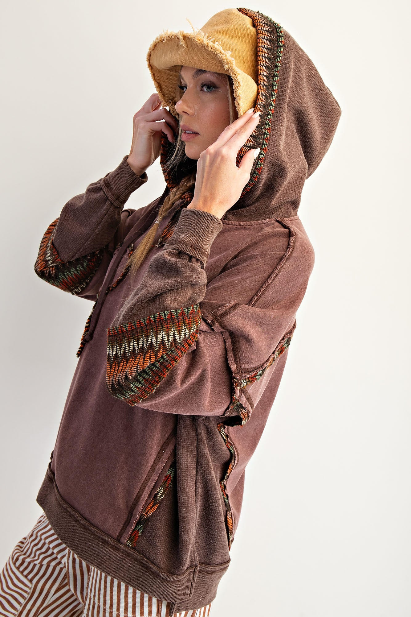 EASEL DAISY PATCH WASHED TERRY HOODIE PULLOVER